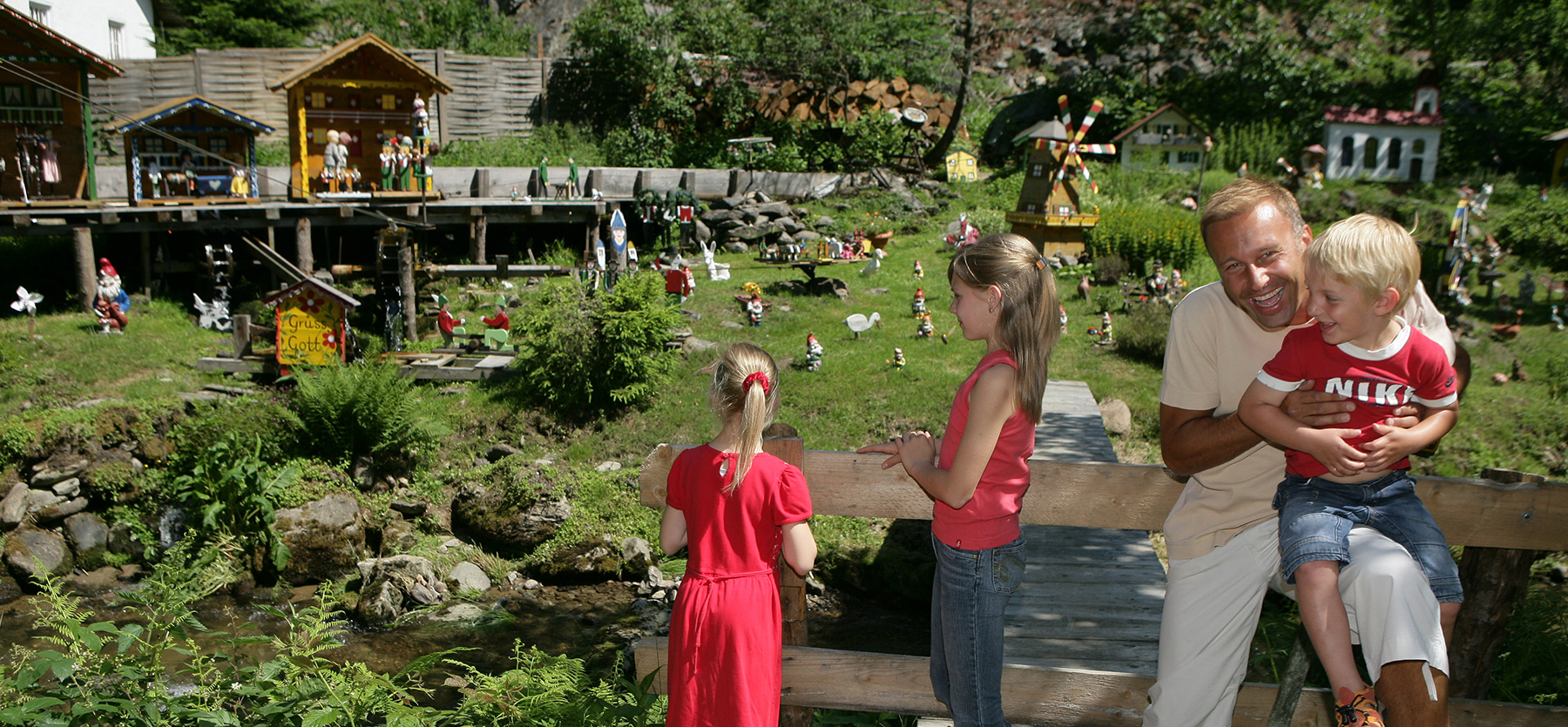 Familie in sommerlichem Garten in St. Englmar