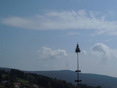 Blauer Himmel über dem Hirschenstein in St. Englmar