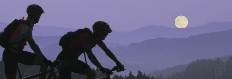 Mountainbiker an einem sommerlichen Abend