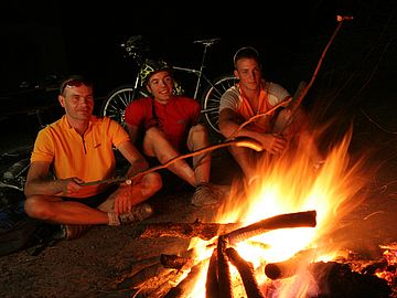 Mountainbiker beim Lagerfeuer in Maibrunn