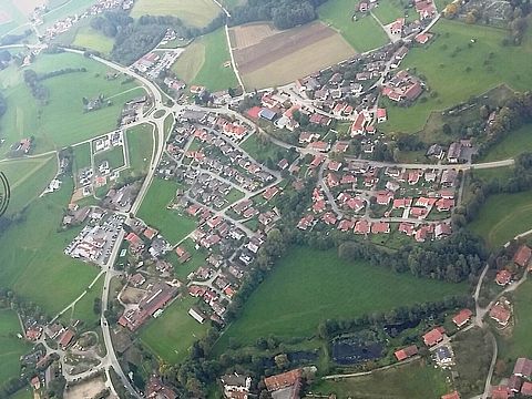 Luftbildaufnahme der Gemeinde Neukirchen