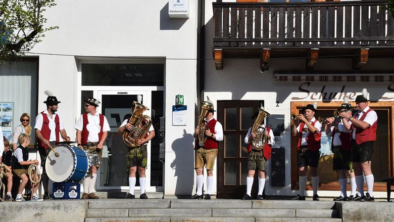 Blaskapelle beim Englmarisuchen