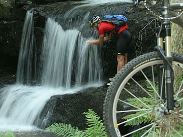 Mountainbiker bei Wasserfall in St. Englmar
