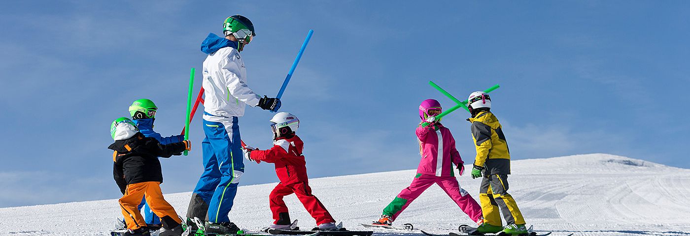 Kinder lernen Schifahren
