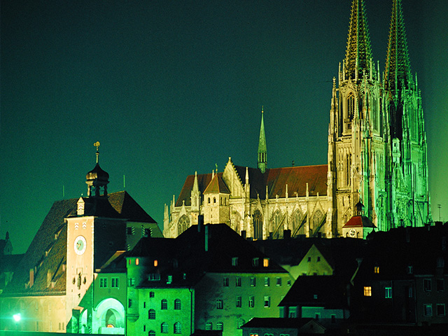 Stadt Regensburg bei Nacht