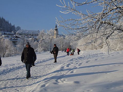 Spaziergänger im Kurpark im Winter in Sankt Englmar