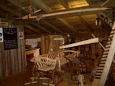 Arbeitshilfsmittel aus Holz im Heimatmuseum in Rattenberg