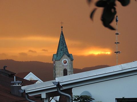 Kath. Pfarrkirche in Rattenberg im Sonnenuntergang