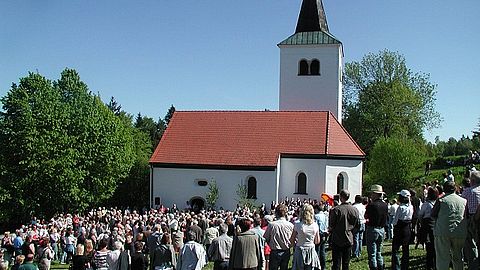 Gallnerkirche und Gläubige