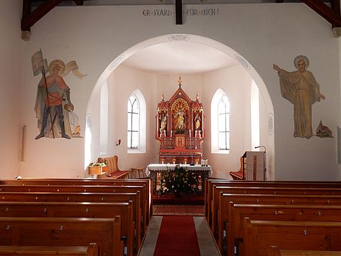 Der Altar der Filialkirche in Klinglbach mit Sitzbänken