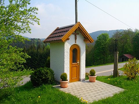 Im Ortsteil Riedelswald befindet sich eine Kapelle