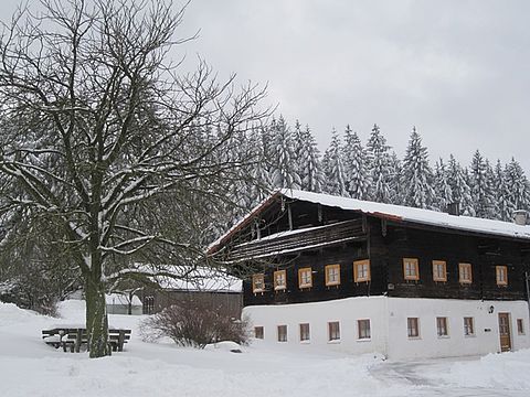 Bauernhaus in verschneiter Landschaft bei Rattenberg