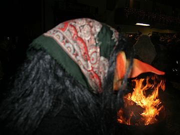 Hexe am Lagerfeuer in der St. Englmarer Rauhnacht