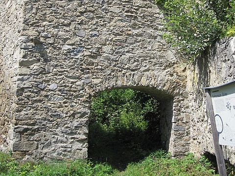 Tor in der Burgruine Neurandsberg