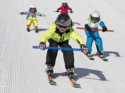 Coole Kids beim Skifahren